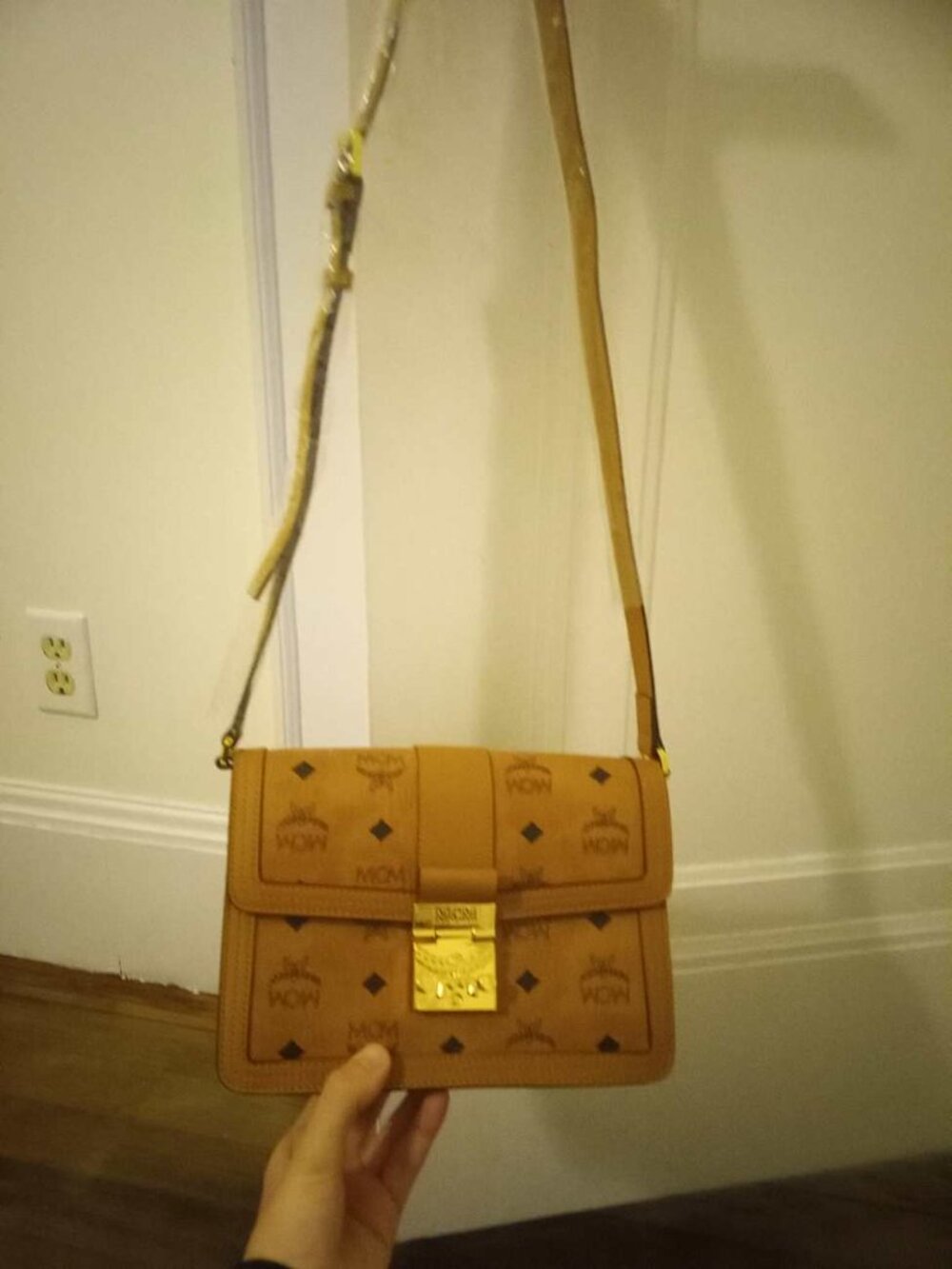 MCM Tracy Shoulder Bag in Visetos - Picture 2 of 7